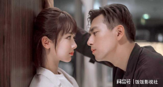 夕阳西下，父与子相伴的温馨画面，令人不禁泪目